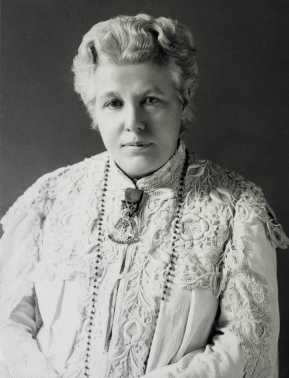 Dr-Annie-Besant-seated